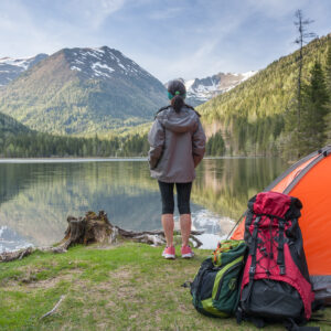 krajobraz jezioro górskie namiot dziewczyna